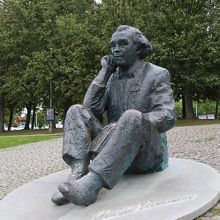 苦難の時期に活躍したグスタフ・エルネサクスの像
