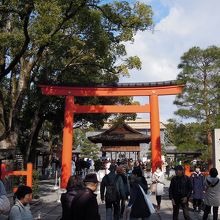 多くの参拝客が