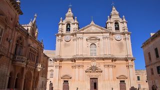 イムディーナの中心にある大きく立派な教会