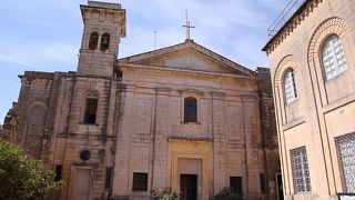 色鮮やかなフレスコ画の地下礼拝堂