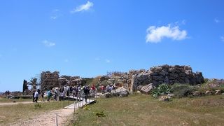 絶景の中に佇む古代の巨石神殿