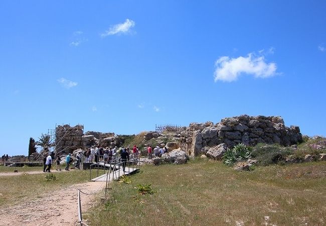 絶景の中に佇む古代の巨石神殿