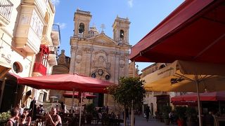 雰囲気の良い広場に面した重厚な教会