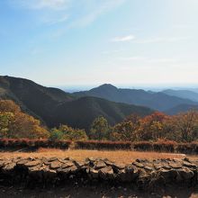 長尾平からの眺望　日の出山（左端）、麻生山（中央）