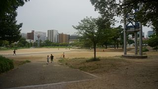 運動場みたいに広い空間があって