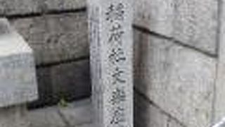 難波神社のすぐ横にありました