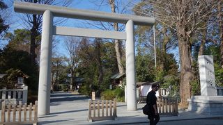 現代的で立派な神社でした