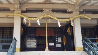 御堂筋沿いの神社です