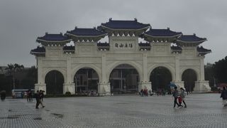 中正紀念公園の大きな門