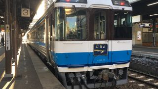 特急は本数が少ない。