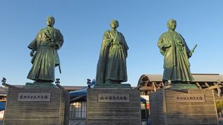 高知駅前に建つ土佐の3人の像。
