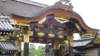 煌びやかで豪華絢爛な門