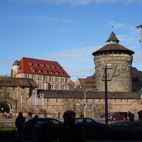 ニュルンベルグ駅前から、左がホテル、右がフラウエントーア塔