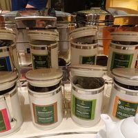 お茶の種類も多くポットでサービスされる