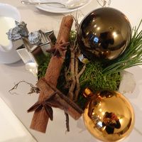 テーブルのクリスマスの飾り　