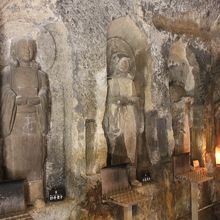 多くの仏像が刻まれている弁天窟