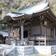 風格ある造りの御霊神社社殿