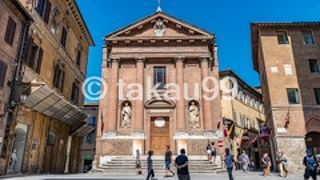 トロメイ広場に面して建っています。