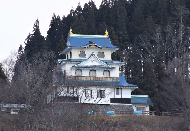 秀吉の黄金の茶室が再現されているそうですが冬季は閉館されています。