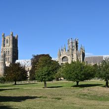 南側の公園から見た大聖堂