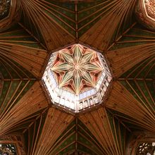 交差部の八角形採光塔