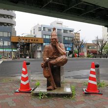 左に名古屋の基礎を築いた徳川家康、ただし「しかみ像」