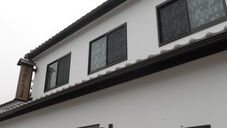 「成田山新勝寺」の参道沿いにあります