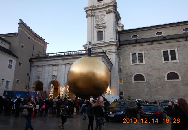 この大きな黄金の球は何？