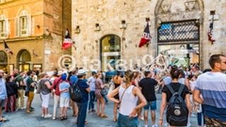 世界遺産「シエナ歴史地区」にあるトロメイ広場に面して建っている建物です。