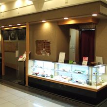 デパートのレストラン街ですが、高級店のたたずまいです