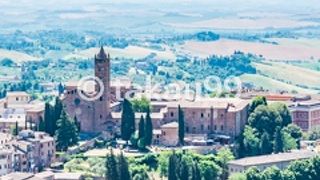 ファサードに向かって右に１本の鐘楼が建っています。