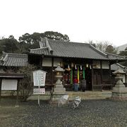 慈尊院の奥にある神社。