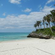 沖縄本島西海岸、恩納村のリゾートエリアにある美しい自然に囲まれた三日月型の天然のビーチ