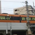 センスないなあ、カボチャ色の電車