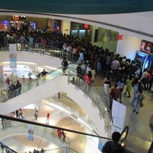 映画館は大混雑