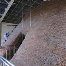 見学用に開かれた切妻屋根部から建物に入ると・・・