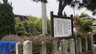 住宅街の中にある