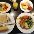 朝食バイキングは多種多彩でお腹いっぱい。