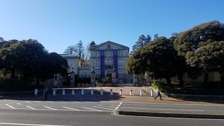 門に英国王室の紋章など