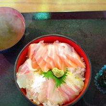 サーモンまだい丼