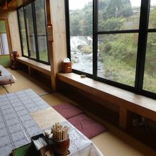 滝の見えるお座敷。