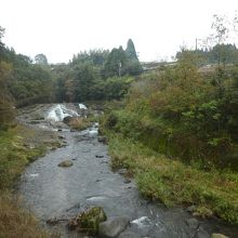 滝が見えます。夜はライトアップも。