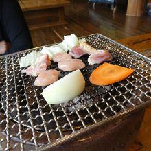 炭で焼きます。