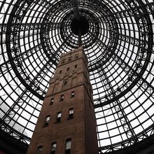 弾丸製造所だったショット・タワーが入っているユニークなSC。