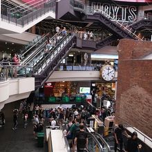 ショット・タワーに向かい合った場所にある大きな時計は…、