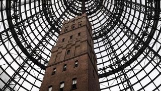 かつて弾丸製造所だったショット・タワーが入っているユニークなショッピング・センター