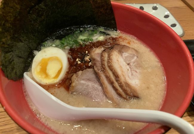 硬麺の豚骨ラーメン