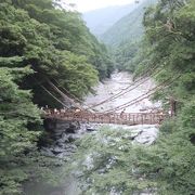 山間の流れる