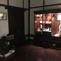 客室入口側。後ろに天蓋ベッドと広めの浴室があります。