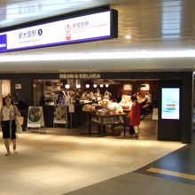 地下鉄改札の真横にあります